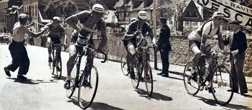 Photo en noir et blanc d'une échappée de cyclistes professionnels en train de se ravitailler.