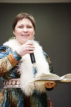 Description de l'image Rawdna_Carita_Eira_fra_det_samiske_sprogomrade,_nomineret_til_Nordisk_Rads_litteraturpris_2012_til_seminar_hos_Kulturkontakt_Nord_i_Finland_(2).jpg.