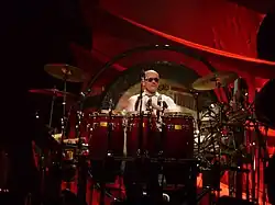 Photo d'un percussionniste en train de taper sur des congas