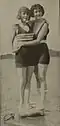 Allene Ray et Corliss Palmer dans le film Fame and Fortune Contest (1920).