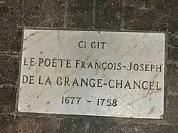 Plaque funéraire à l'entrée de la nef.