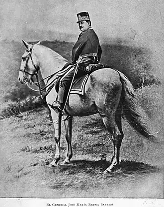 Première photographie instantanée jamais prise au Guatemala. Valdeavellano l'a prise le 28 juin 1896. Elle montre le président général de l'époque, José María Reina Barrios, observant ses exercices militaires à Guatemala City.