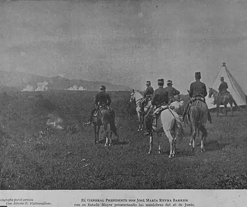 Une autre photographie des exercices du 28 juin 1896. Celle-ci montre le général Reina Barrios avec son état-major