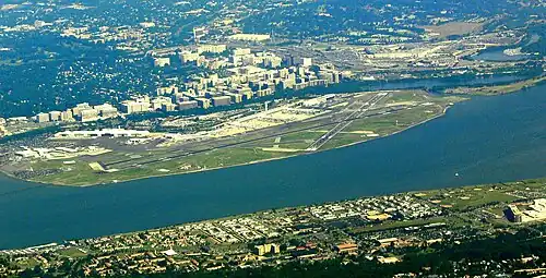 Photographie aérienne de l'aéroport en 2007.