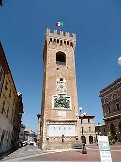 Tour civique de la Place Leopardi.