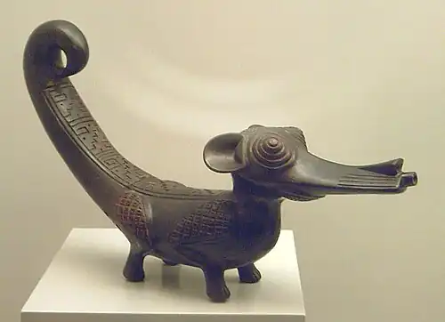 Récipient en céramique Chimú–Inca représentant probablement un coati.