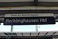 Panneau de gare avec indication supplémentaire sur le Festival de la Ruhr&nbsp;(de).
