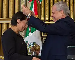 Ana Recio Harvey (en) receives the Ohtli Award in 2015.