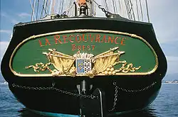 La poupe richement décorée