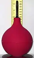 D'une poire munie d'une canule rectale.