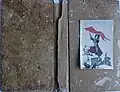 On voit le plat recto avec l'image et le plat verso reliés par la carte du dos (avant la pose de la couverture).