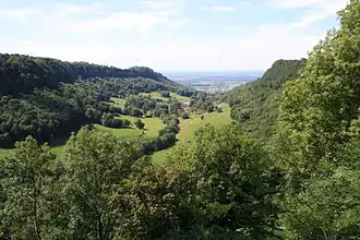 Reculée de Poligny, avec Poligny au fond, et prieuré de Vaux-sur-Poligny au milieu.