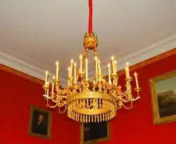 Lustre en bois doré de style Empire du salon rouge de la Maison-Blanche.