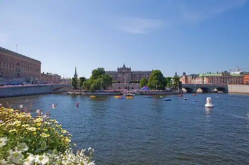 Vue depuis Strömbron. En arrière-plan le Palais royal, Helgeandsholmen et Norrbro.
