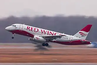 Décollage d'un Soukhoï Superjet à l'aéroport de Poulkovo.