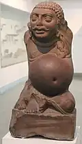 Le Kubera d'Ahichhatrâ. Sculpture en grès rouge du IIe&nbsp;siècle, réalisée dans le style de Mathura.