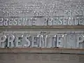 Entre chaque marche sont gravés les noms de chaque disparu auquel répond le mot « presente »