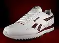 Une chaussure Reebok.