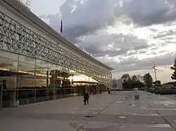 Reflets sur la façade.