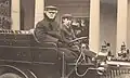 Campbell au volant de sa voiture, c. 1904