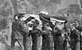 Le 21 juin 1915, des membres de la Division royale de la marine transportèrent le cercueil du lieutenant Reginald Warneford à son lieu de sépulture au cimetière de Brompton.