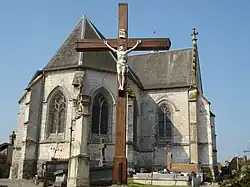 L'église Saint-Martin et la croix.