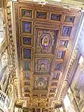 Plafond de bois sculpté