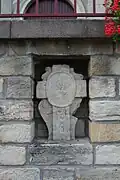 Croix dans le perron de l'église Saints-Simon-et-Jude.