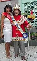 Rei Momo Waldemar, avec la ceinture de médiateur du Carnaval 2001 reçoit la visite de la Reine Andrea (Carnaval 1989)