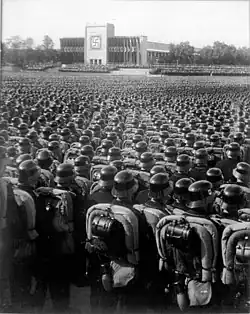 Photo noir et blanc montrant des milliers de paramilitaires allemands, en uniforme et casqués, en train d'assister à un congrès du parti nazi, le 11 septembre 1935 à Nuremberg.