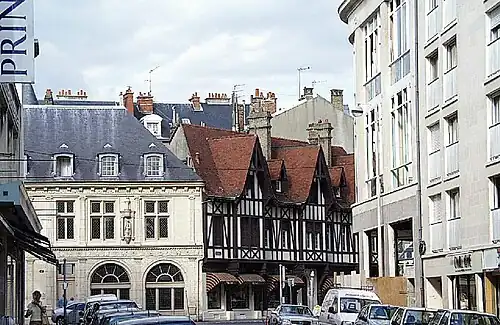 La maison natale de Jean-Baptiste de la Salle, toit d'ardoises et arcades rondes.