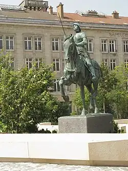 La statue de Jeanne et le théâtre.