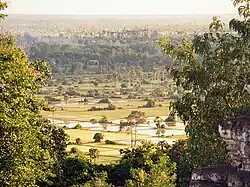 Rizières près d'Angkor, 2001. L'irrigation réalisée grâce à un système de canaux et la culture du riz sont à l'origine de la puissance du Royaume Khmer dès la fin du VIIIe&nbsp;siècle.