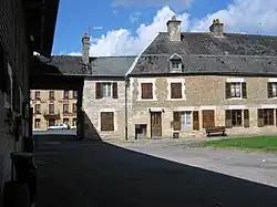 Entrée et demeure.