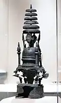 Reliquaire en forme de stupa. Gandhara. Bronze, H. 57,8 cm. IVe – Ve siècle. Met.