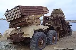 Véhicule militaire à l'abandon.