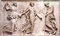 3 femmes dont le mouvement dansant soulève le voile, le bas des tuniques et les longues jupes.