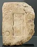 Brique estampée : Potnia Theron (maîtresse des animaux). Terre cuite estampée, vers 670 av. J.-C. Provenance : Mycènes. Louvre.