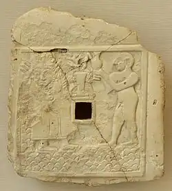Bas-relief carré de pierre blanche.
