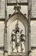 Relief surmontant le portail de l'église.