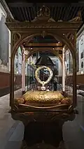 Le chapeau de Napoléon lors de la bataille d’Eylau, l’épée d’Austerlitz et le collier de la légion d’honneur autrefois exposé dans la cella du tombeau.