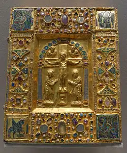 Boîte-reliure : la Crucifixion et les symboles des évangélistes, de la première moitié du XIe&nbsp;siècle.