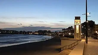 Remblai des Sables-d'Olonne de nuit.