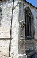 Vestiges de support de statue sur les contreforts du chevet.