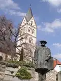 Monument en l'honneur de Sebastian Münster dans son village natal d'Ingelheim; en fonds église Saint-Rémi