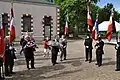 Remise de gerbes devant les plaques commémoratives.