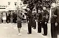 Remise du drapeau au commissaire Bichat par Mme Wiltzer le 14 juillet 1945.