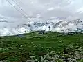 L'Alpette avec au premier plan les câbles du téléphérique Alpette-Rousses connecté au téléphérique Vaujany-Alpette venant de la vallée ; sur la gauche l'arrivée de la télécabine de l'Alpette.