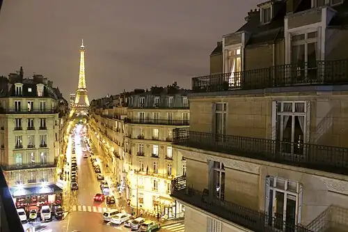 La place de Mexico (au premier plan) avec l'avenue d'Eylau se prolongeant vers la place du Trocadéro-et-du-11-Novembre et la tour Eiffel.