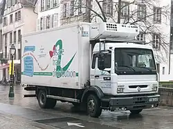 Un porteur type fourgon frigorifique de 19&nbsp;t de PTRA (France).